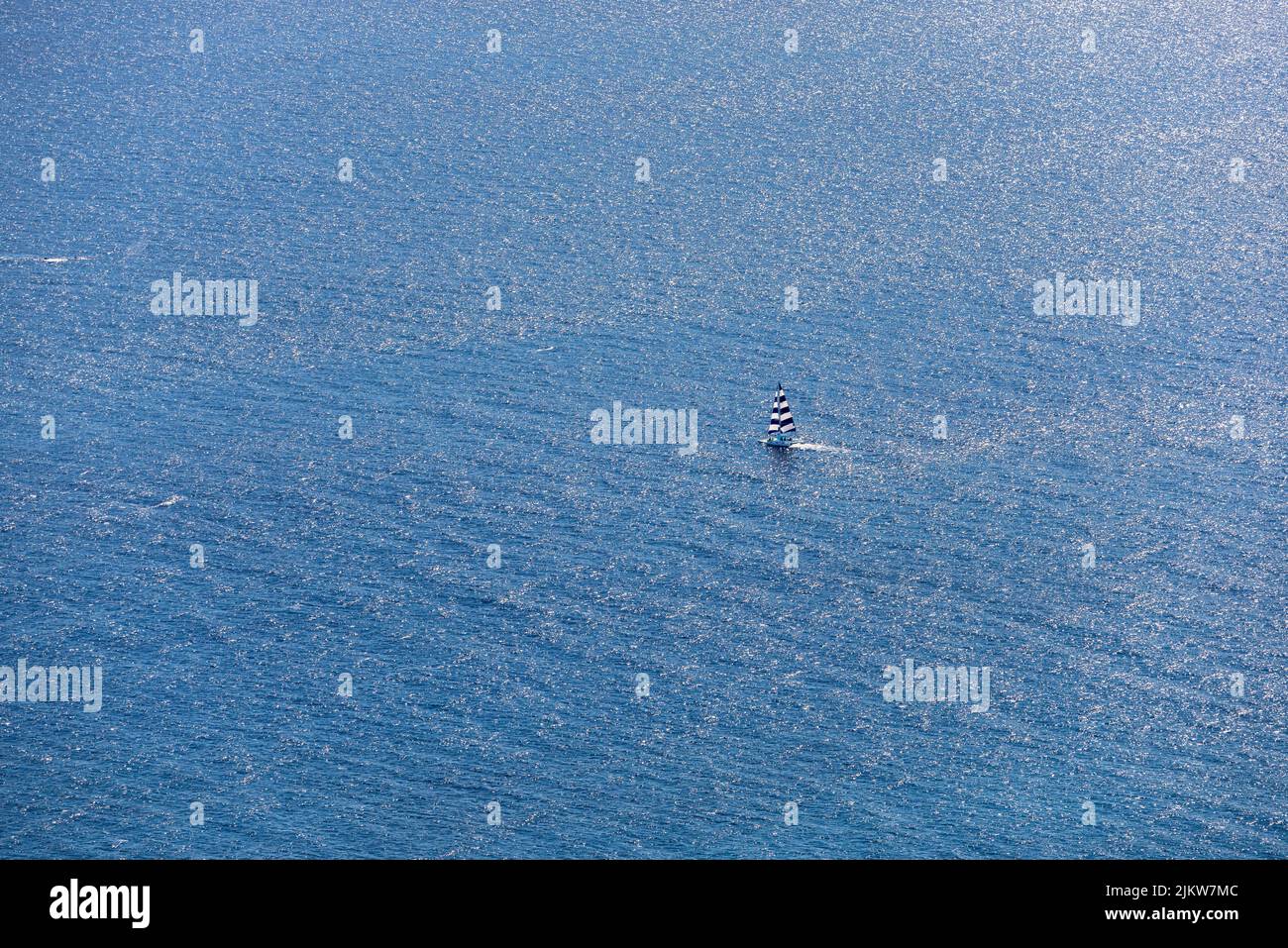 Una bella vista di una barca sul mare in una giornata di sole a Waikiki, Hawaii, USA Foto Stock