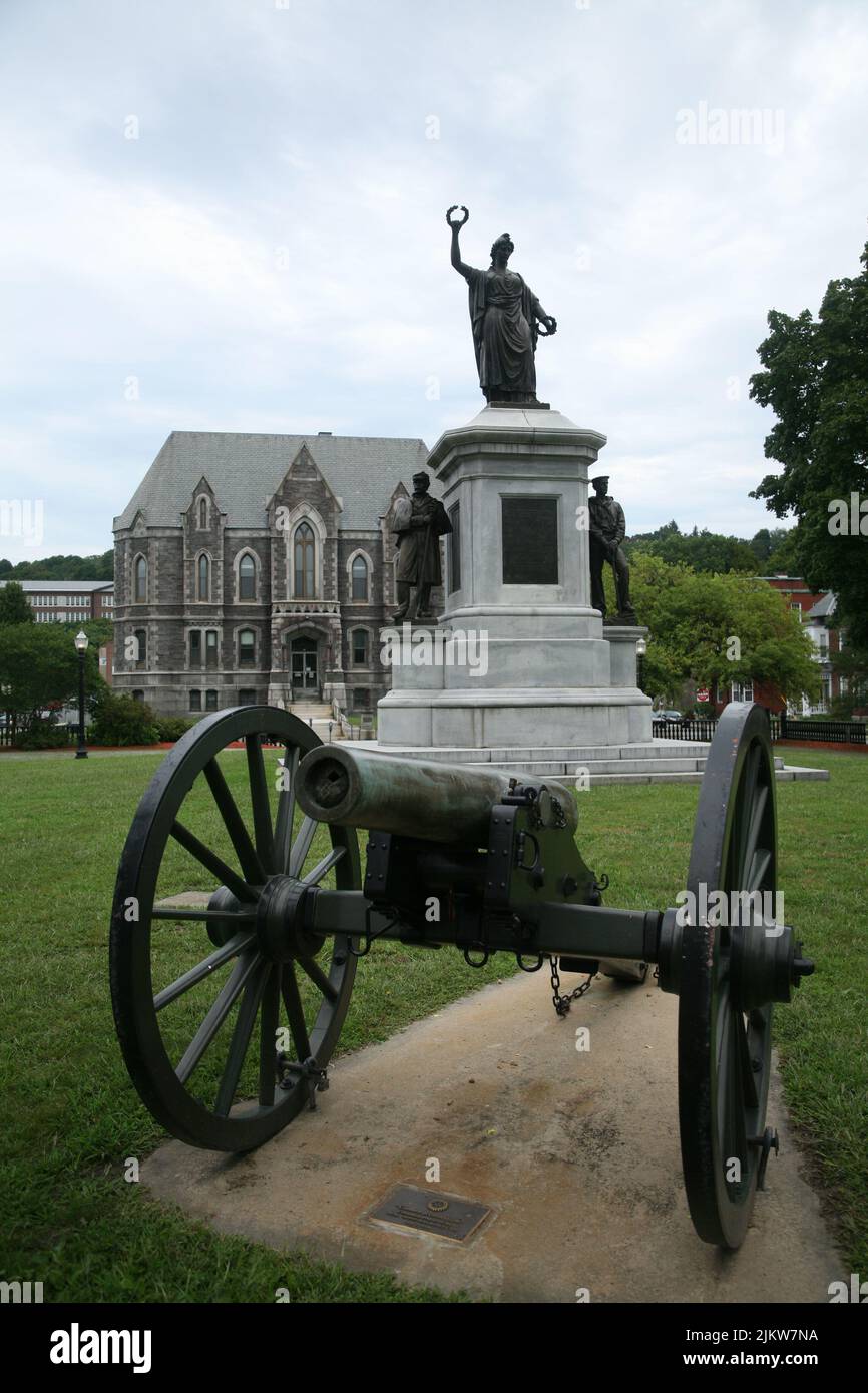 Una splendida vista della statua con i cannoni del Massachusetts nel Monument Park Fitchburg Foto Stock