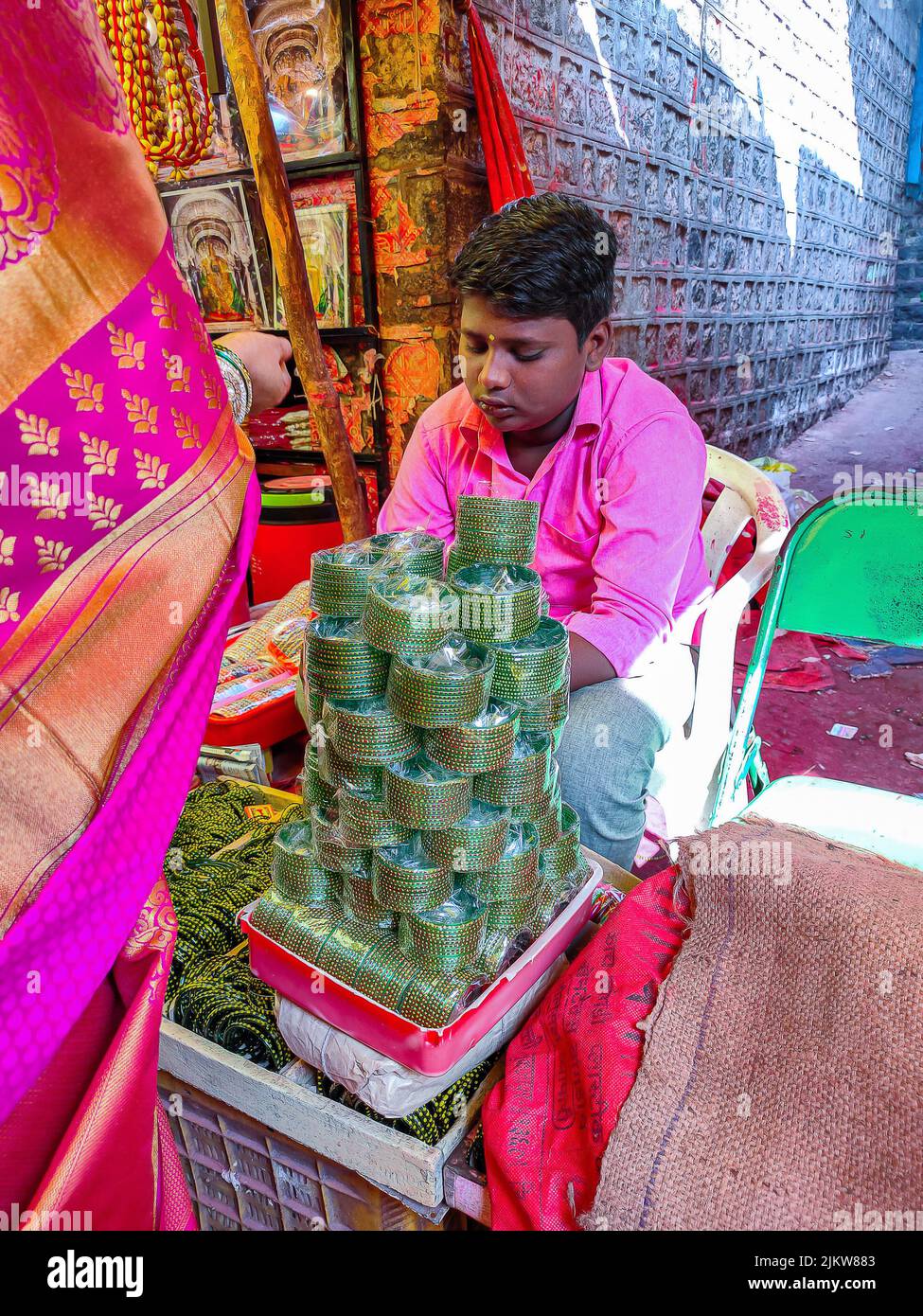 Tuljapur, India- Dicembre 19th 2019; Stock photo di 13 a 15 ragazzo indiano di età gruppo che indossa una camicia di colore rosa e un pant di colore grigio, che vende il colore verde g Foto Stock