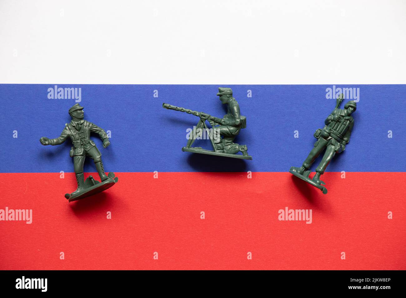 Bandiera della Russia e soldati di plastica per bambini, guerra ucraino-russa Foto Stock