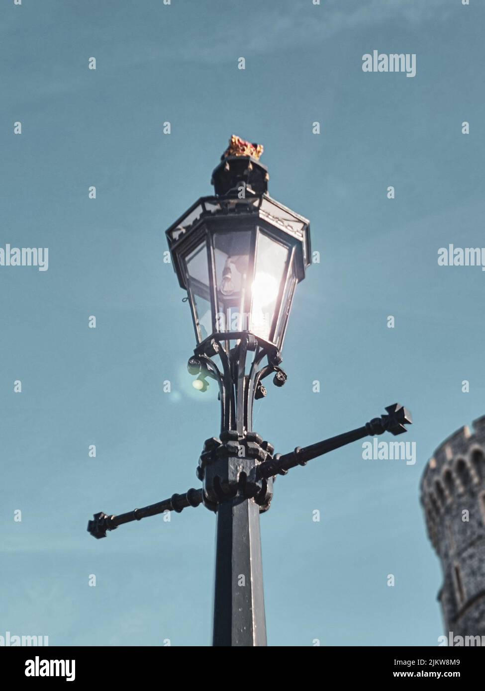 Uno scatto verticale di una lampada da strada vintage sullo sfondo blu del cielo Foto Stock