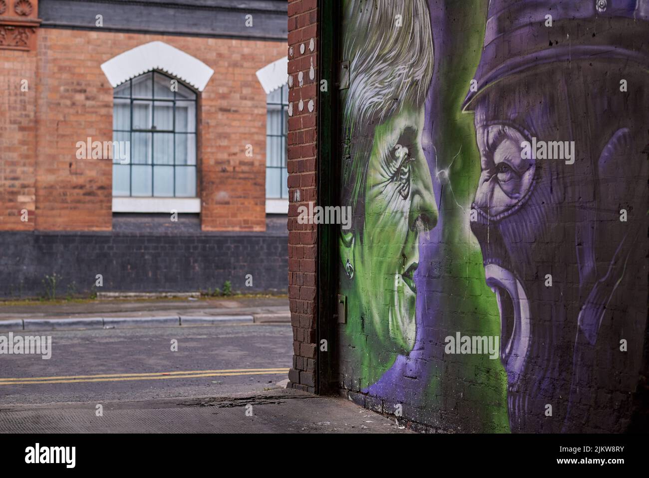 Un bel murale d'arte sul muro in una strada a Birmingham, in Gran Bretagna Foto Stock