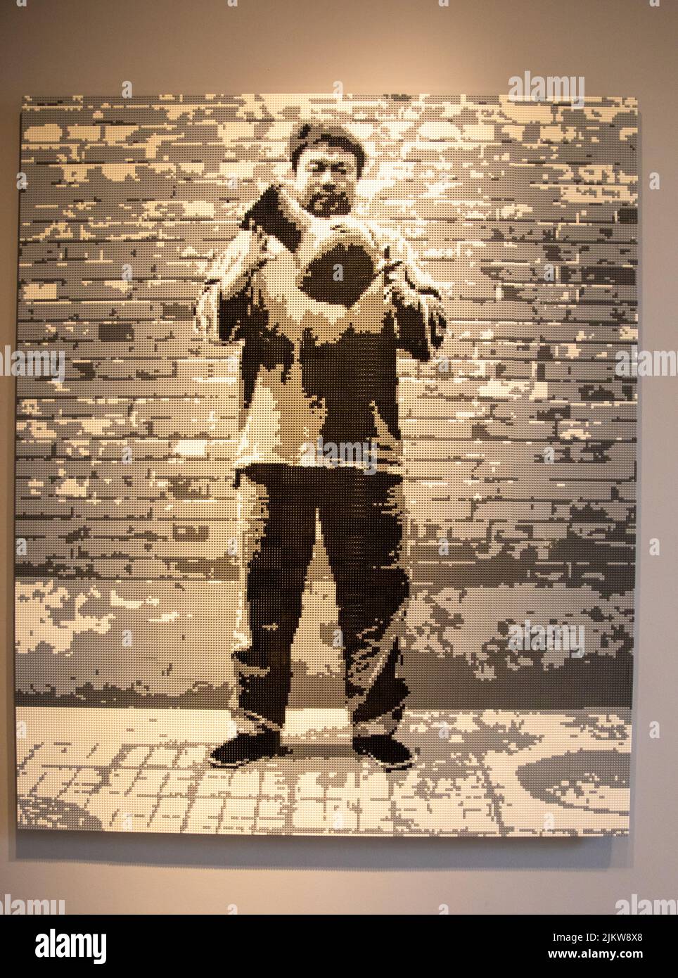 Un colpo verticale di ai Weiwei che cade un Urn della dinastia Han come rappresentato in mattoni di lego Foto Stock