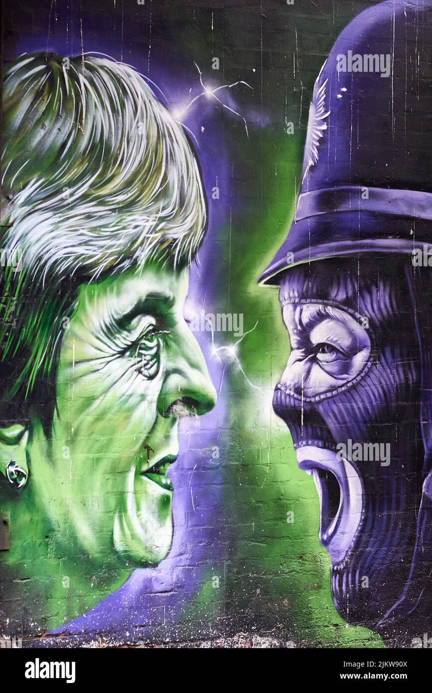 Uno scatto verticale di un murale d'arte sul muro in una strada a Birmingham, in Gran Bretagna Foto Stock