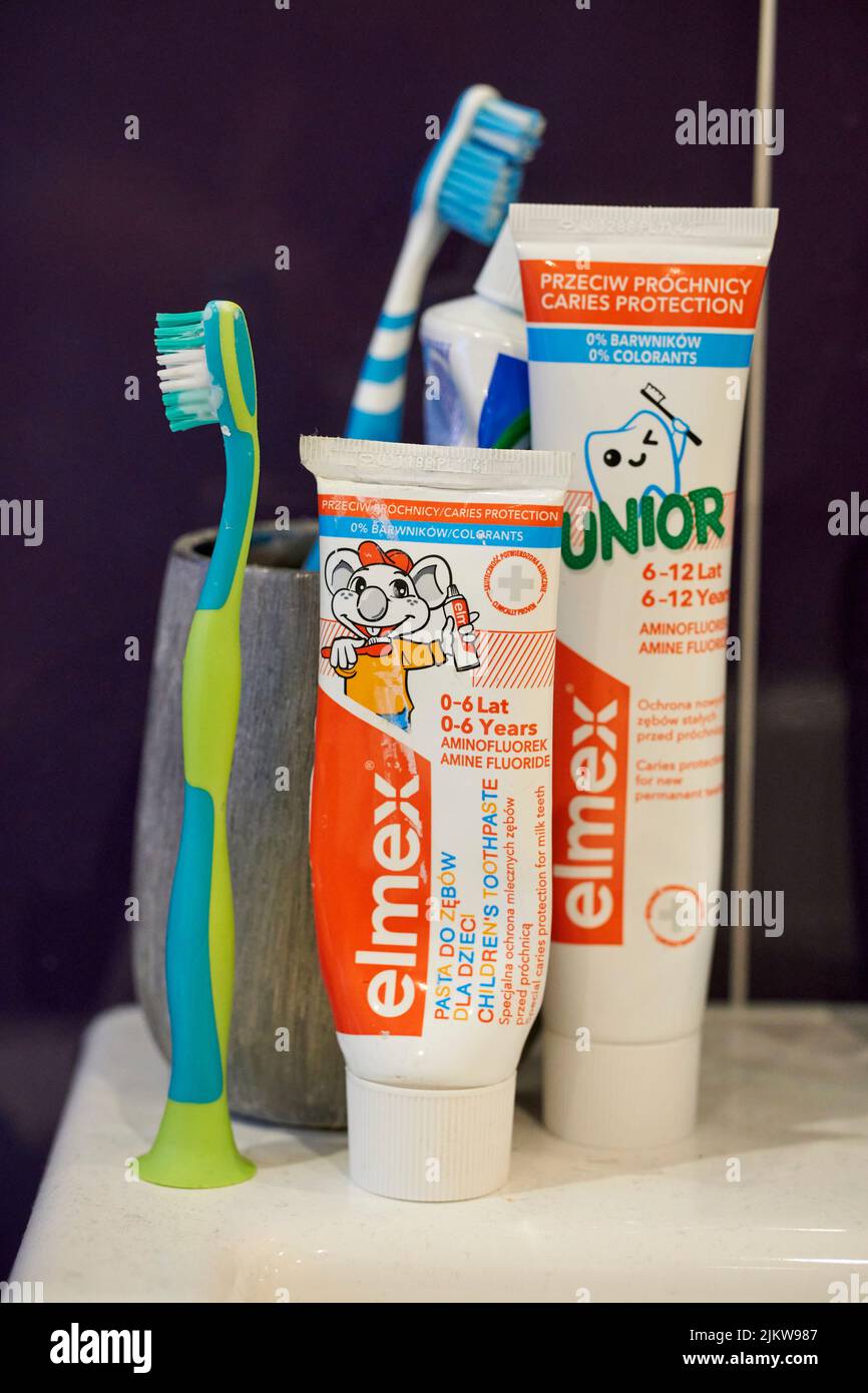 Un colpo verticale di pasta dentaria e spazzole Elmex in bagno Foto Stock