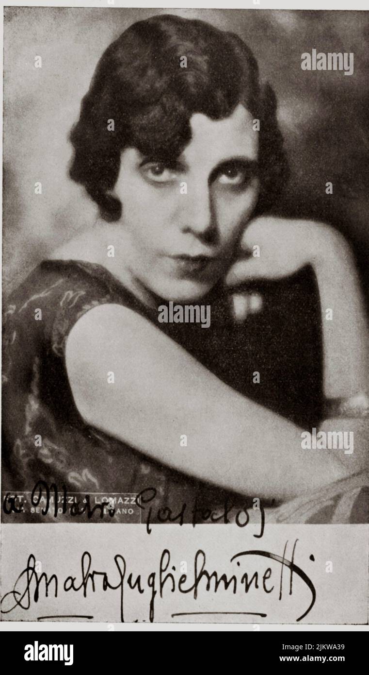 1925 ca. : La poetessa italiana AMALIA GUGLIELMINETTI ( Torino 1881 - 1941 ) amante del poeta Guido Gozzano ( Torino 1883 - 1916 ) , foto di Camozzi & Lomazzi , Milano - BELLE EPOQUE - SCRITTORE - POETA - LETTERATURA - SCRITTRICE - POETESSA - Letteratura - POESIA - poesia - dark-lady - braccialetto - braccialetto - crocefisso - autografo - firma - autografo - spalla - spalle - ANNI venti - anni '20 - '20 ---- Archivio GBB Foto Stock