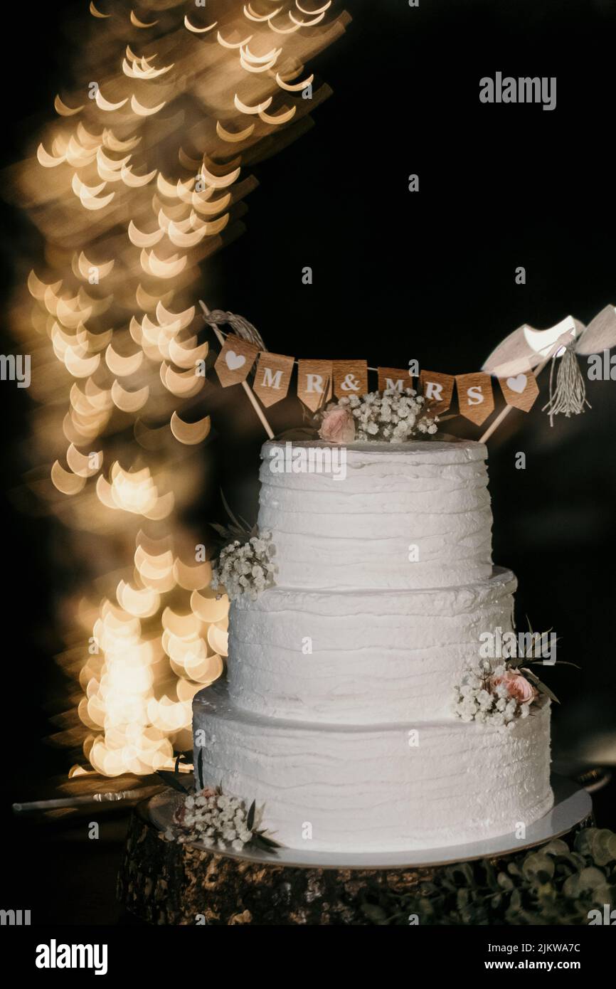 Un primo piano di una torta di nozze bianca Foto Stock