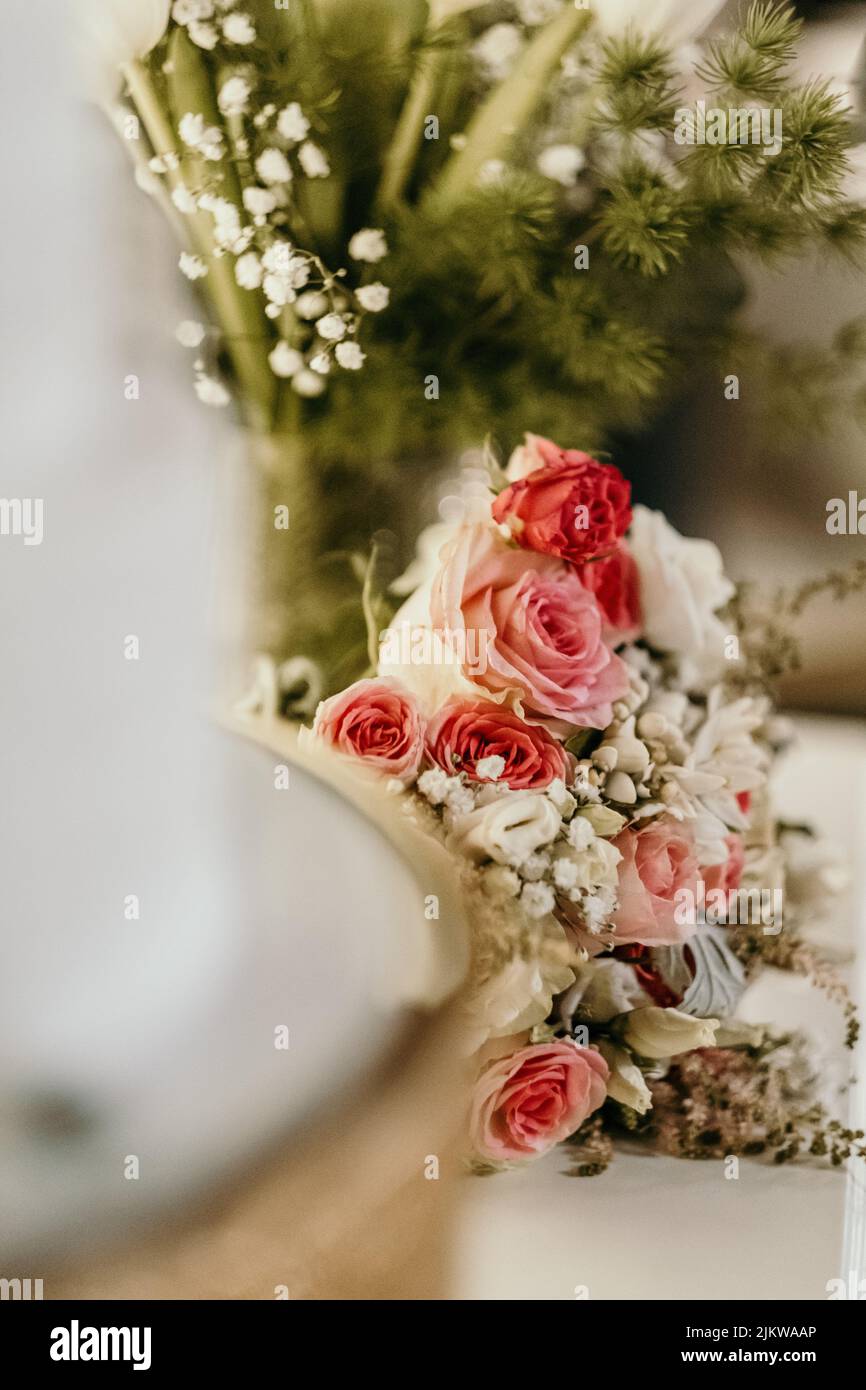 Un'immagine selettiva di un elegante bouquet da sposa Foto Stock