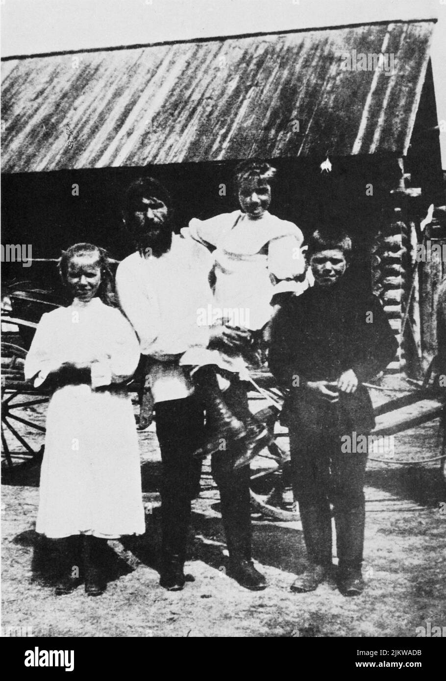 1910 ca. : Il celebre sacerdote russo Grigorij Efimovic RASPUTIN ( Pockrovskoe , Siberia 1871 - San Pietroburgo 1916 ) con i suoi figli in Pokrovskoe ( a sinistra MATRENA ) - MAGO - MAGO - prete - monaco - ritratto - ratto - barba - politico - politico ---- Archivio GBB Foto Stock