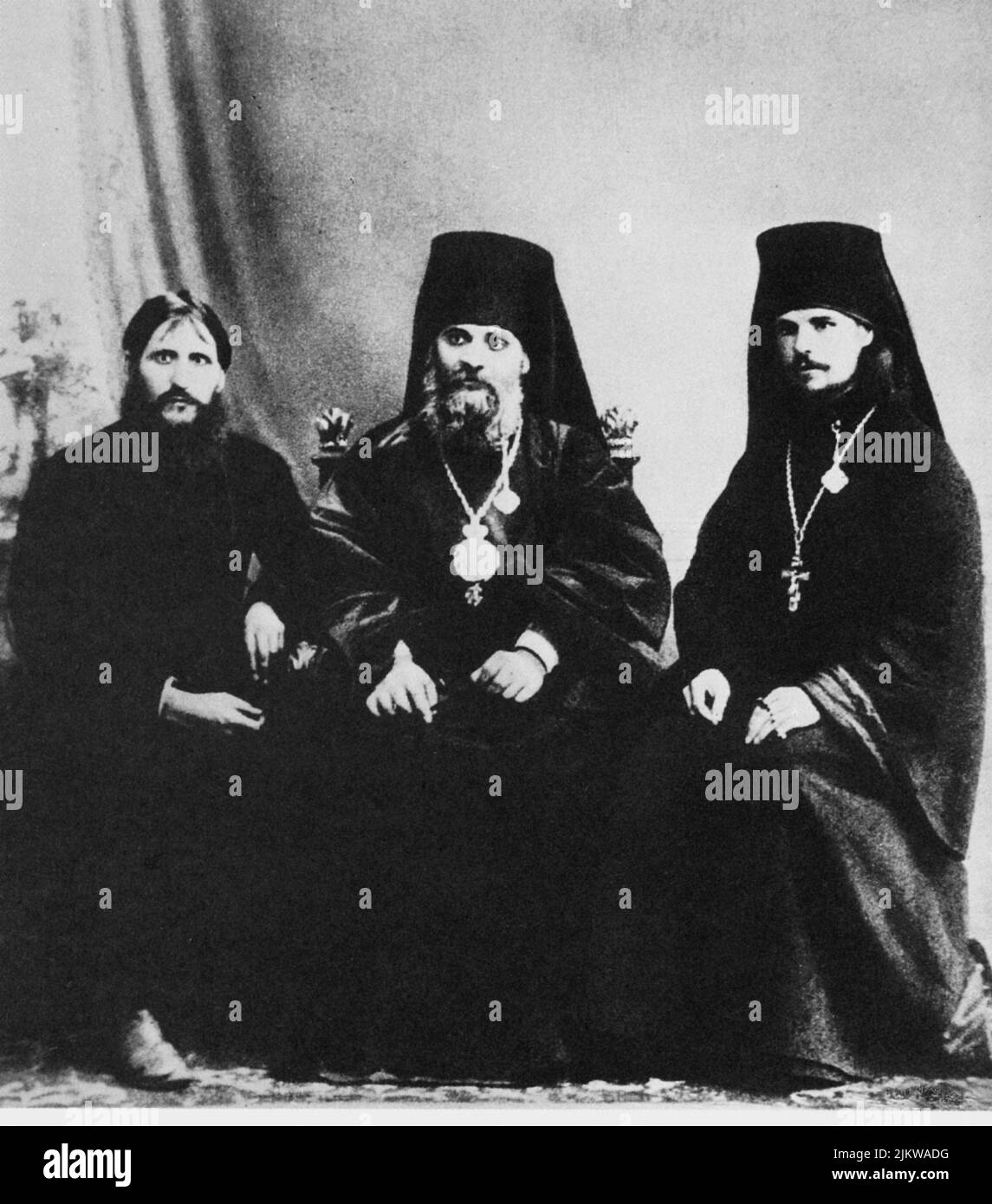 Il celebre sacerdote russo Grigorij Efimovic RASPUTIN ( Pockrovskoe , Siberia 1871 - San Pietroburgo 1916 ) con il vescovo HERMOGEN ERMOLAJ e Monk ILIODOR - MAGO - MAGO - prete - monaco - ritratto - ratto - barba - politico - politico ---- Archivio GBB Foto Stock