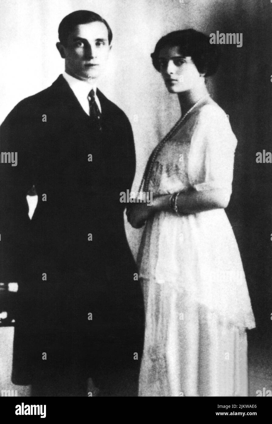 1913 : il principe russo FELIX YOUSSOUPOV (1887 - 1967 ) nella foto di fidanzamento con la sua futura moglie Princesse IRINA ALEXANDROVNA . Youssopov fu l'assassino del celebre sacerdote russo Grigorij Efimovic RASPUTIN ( 1871 - 1916 ) - ritratto - ritratto - nobile russo - nobiltà russa - RUSSIA - nobiltà - royalty - RASPOUTINE - costume - YOUSSOUPOFF ---- Archivio GBB Foto Stock