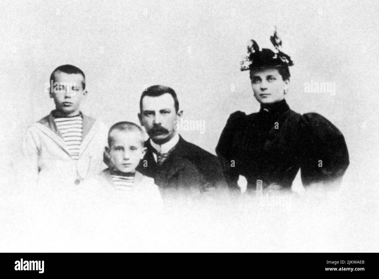 1895 : il principe russo FELIX YOUSSOUPOV (1887 - 1967 ) in ( secondo da sinistra ) con padre Conte FELIX FELIXOVICH SUMARACOV ELSTON , la madre Princesse ZENAIDE YOUSSOUPOV e fratello NICHOLAS . Youssopov fu l'assassino del celebre sacerdote russo Grigorij Efimovic RASPUTIN ( 1871 - 1916 ) - ritratto - ritratto - nobile russo - nobiltà russa - RUSSIA - nobiltà - royalty - RASPOUTINE - YOUSSOUPOFF - famiglia - famiglia ----- Archivio GBB Foto Stock