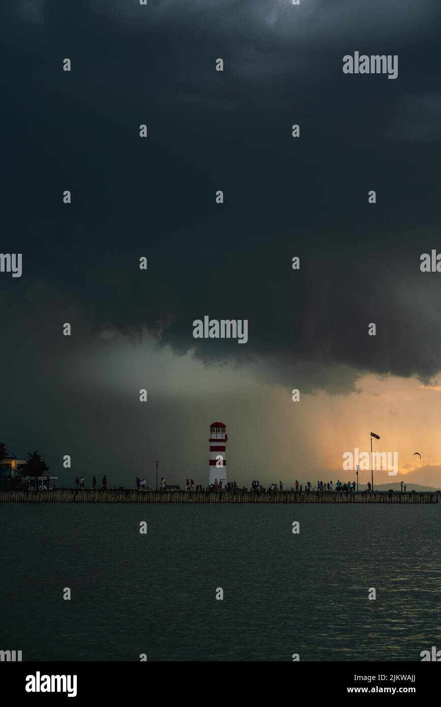 Uno scatto verticale del faro di Podersdorf am See sotto un cielo tempestoso Foto Stock