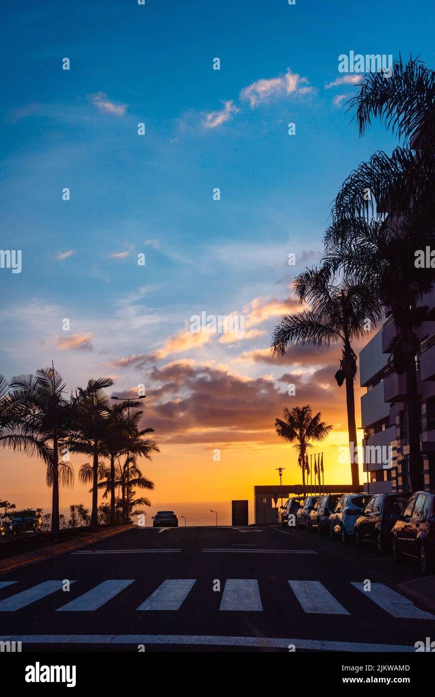 Uno scatto verticale di un cielo tramonto sulle strade di Ponta do Sol, Madeira, Portogallo Foto Stock