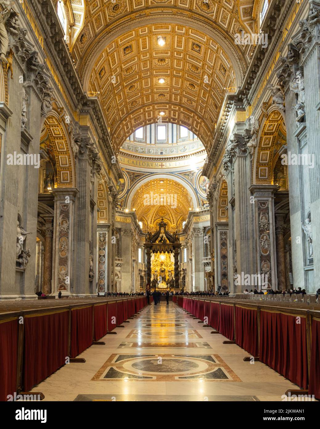 Uno scatto verticale del bell'interno della Basilica Papale di San Pietro in Vaticano Foto Stock