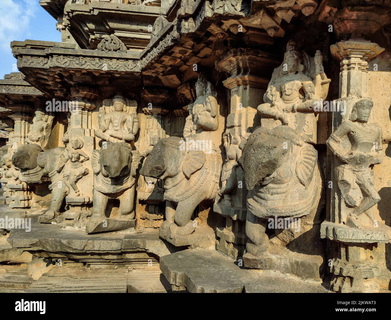 Foto di scorta di scultura antica rovinata di Dio della trinità indù seduto su elefante, idolo scolpito fuori gary colore granito luce del sole cadere su idolo, Pic Foto Stock