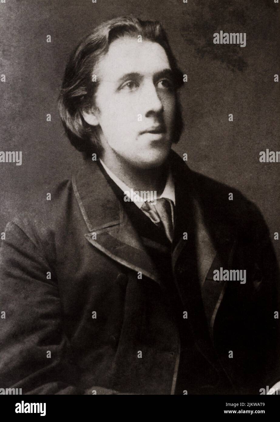 1881 ca. : Lo scrittore e drammaturista irlandese OSCAR WILDE ( 1854 - 1900 ) - SCRITTORE - LETTERATURA - POETA - POETA - POESIA - DRAMMATURGO - sceneggiatore - teatro - POESIA - DANDY - GAY - OMOSESSUALITÀ - OMOSESSUALE - omosessuale - omosessuale - omosessualità -- -- Archivio GBB Foto Stock
