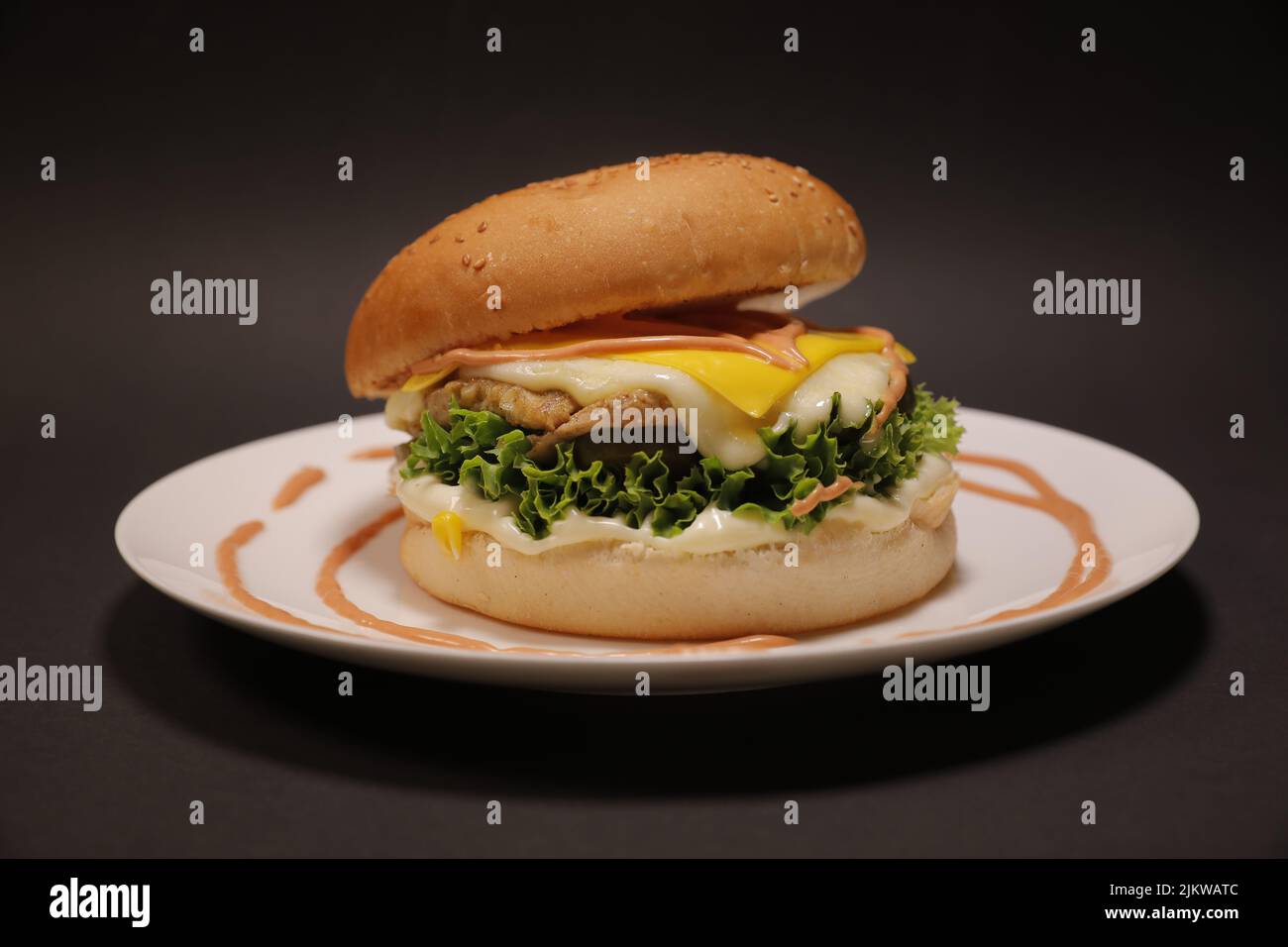 Un gustoso hamburger su un piatto Foto Stock
