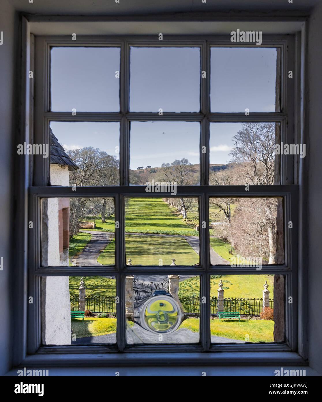 Una vista da una finestra al piano superiore della Jacobite Traquair House in inverno, guardando giù sul viale degli alberi dove Bonnie Principe Charlie una volta camminava Foto Stock