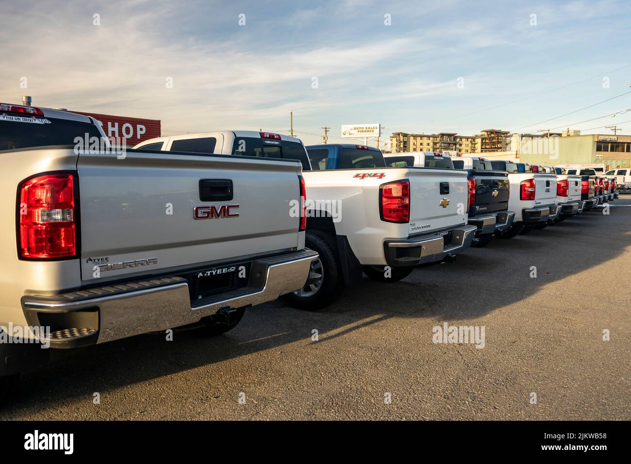 Fila di cancelli di coda di camion in un lotto di concessionari di automobili Foto Stock