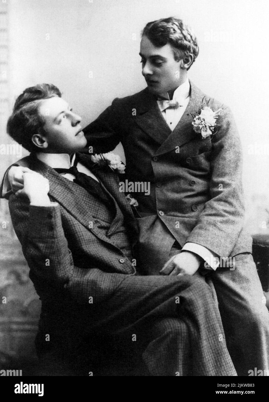 1892 ca. : ALFRED Bosie DOUGLAS , amante del celebre scrittore e drammaturgo irlandese OSCAR WILDE ( 1854 - 1900 ). In questa foto ( a destra ) con il fratello maggiore FRANCIS Visconte DRUMLANRIG, che si dice molto di condurre una relazione con Lord Rosebery , Ministro degli Esteri e successivamente primo Ministro della Greath Britain . Nell'ottobre 1894 Francesco si suicidò in una situazione misteriosa e sgarbata - SCRITTORE - LETTERATURA - POETA - POETA - POESIA - DRAMMATURGO - scrittore - sceneggiatore - TEATRO - TEATRO - POESIA - GAY - OMOSESSUALE - OMOSESSUALITÀ - omosessua Foto Stock