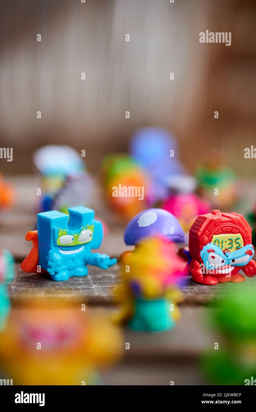 Un mix di personaggi giocattolo Super Things del marchio Magic Box su un tavolo Foto Stock