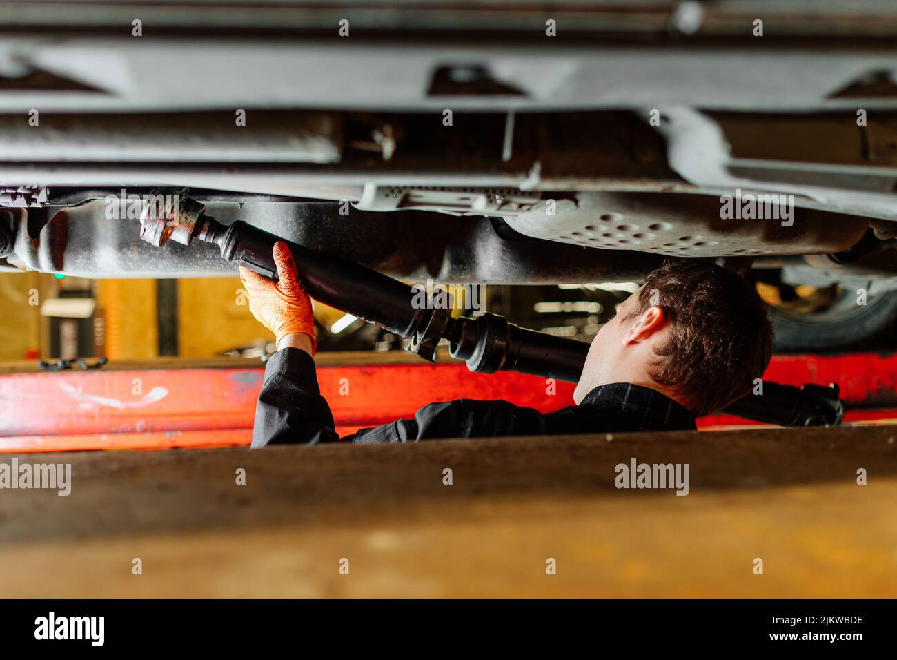 Meccanico auto che lavora e ripara auto, riparazione auto, centro di assistenza Foto Stock