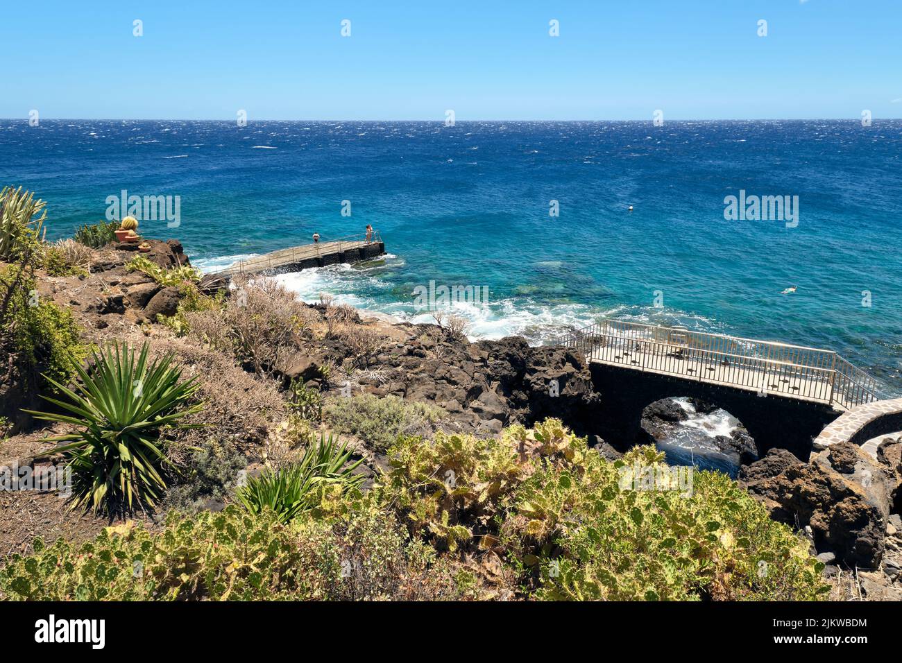 Bella costa vulcanica con mare blu e siti di balneazione rurale a la Caleta, El Hierro, Isole Canarie, Spagna. Relax al sole. Foto Stock