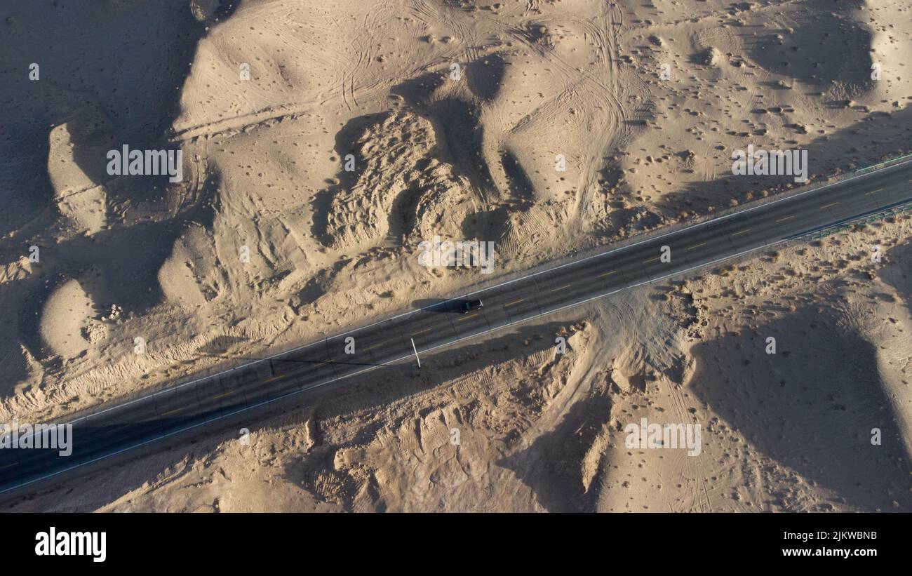 Una vista aerea della strada sul terreno eolico di Qinghai Foto Stock