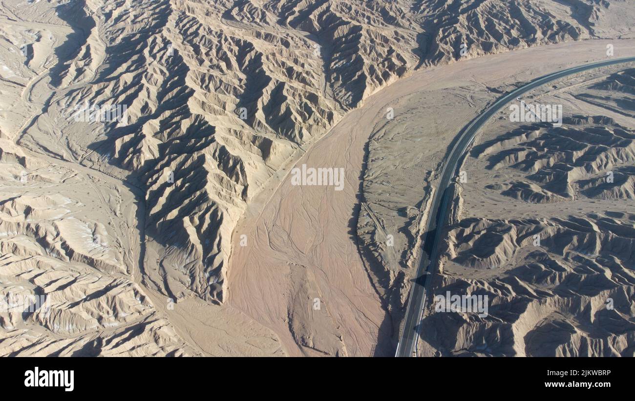 Una vista aerea della strada sul terreno eolico di Qinghai Foto Stock