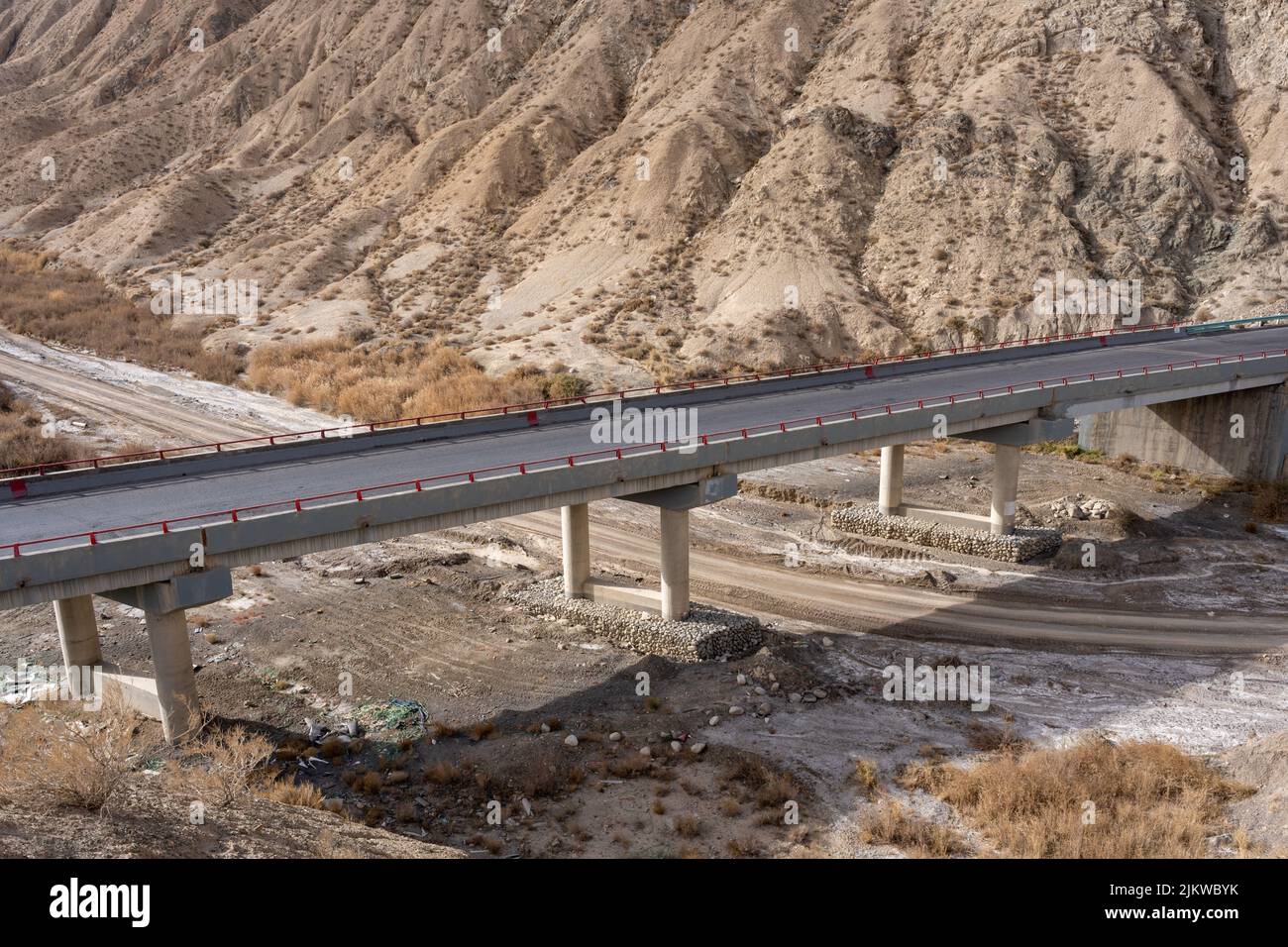Una vista aerea della strada sul terreno eolico di Qinghai Foto Stock