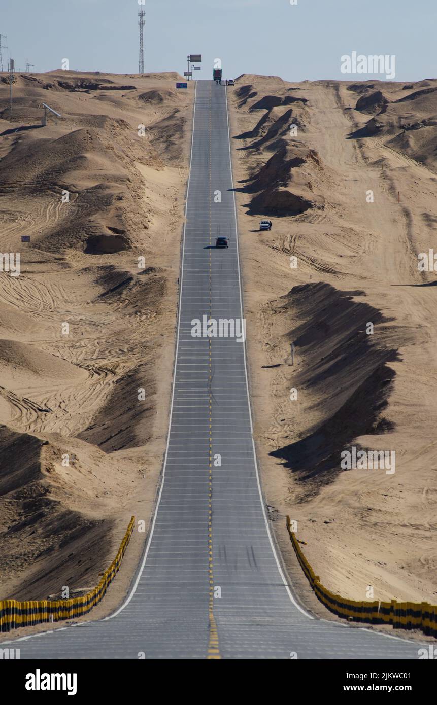 Una vista aerea della strada sul terreno eolico di Qinghai Foto Stock