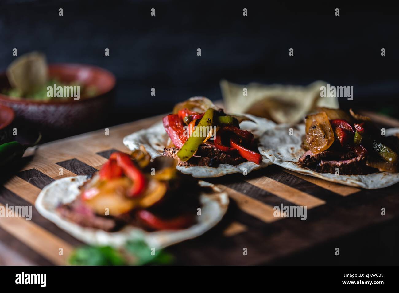 La bistecca vestita con verdure alla griglia e tacos sul bordo di legno Foto Stock