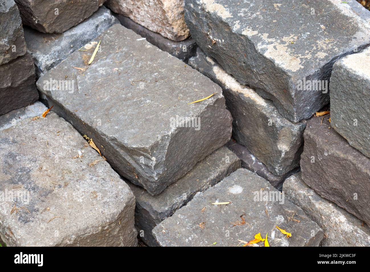 pile di blocchi di pietra blu in primo piano Foto Stock