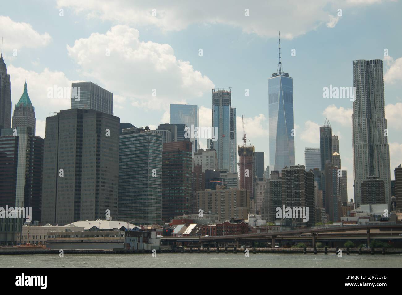 Un paesaggio urbano di New York City con edifici WTC sulla baia di East River negli Stati Uniti Foto Stock