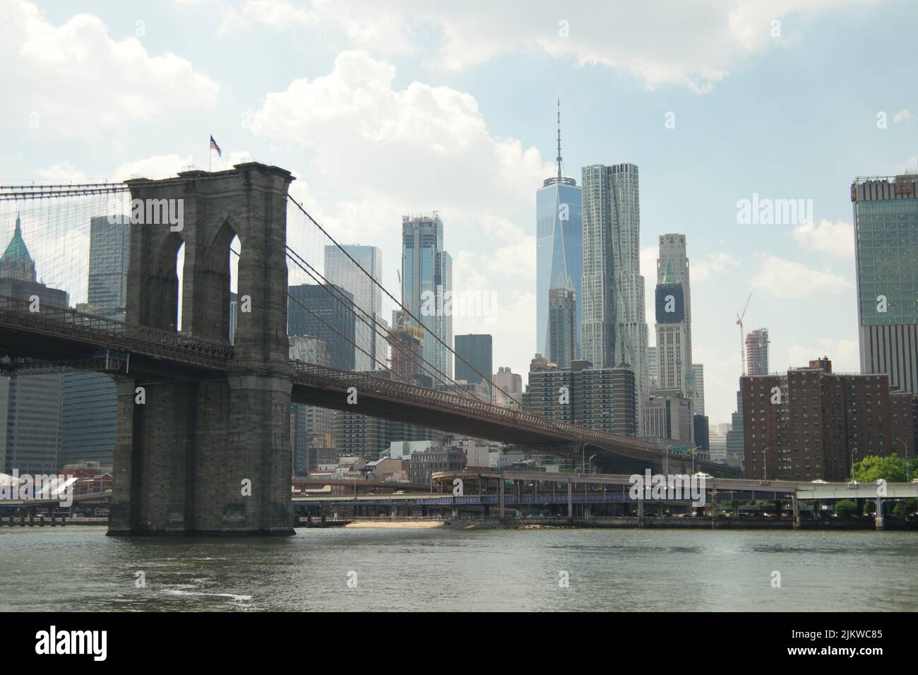 Un paesaggio urbano di New York City con edifici WTC e il ponte Brokln sul fiume East negli Stati Uniti Foto Stock