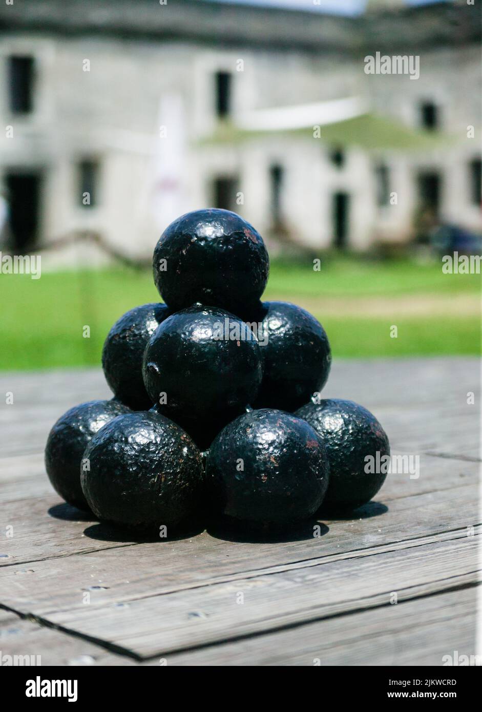 Palle di cannone in mostra al cortile Castillo San Marcos a St. Augustine, Florida USA Foto Stock