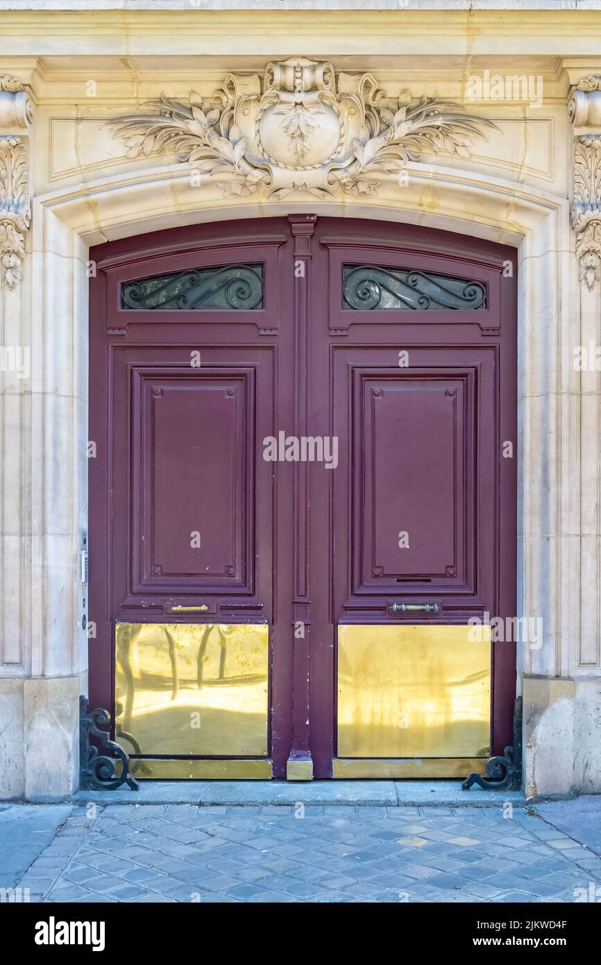 Parigi, una vecchia porta di legno, edificio tipico nel centro Foto Stock
