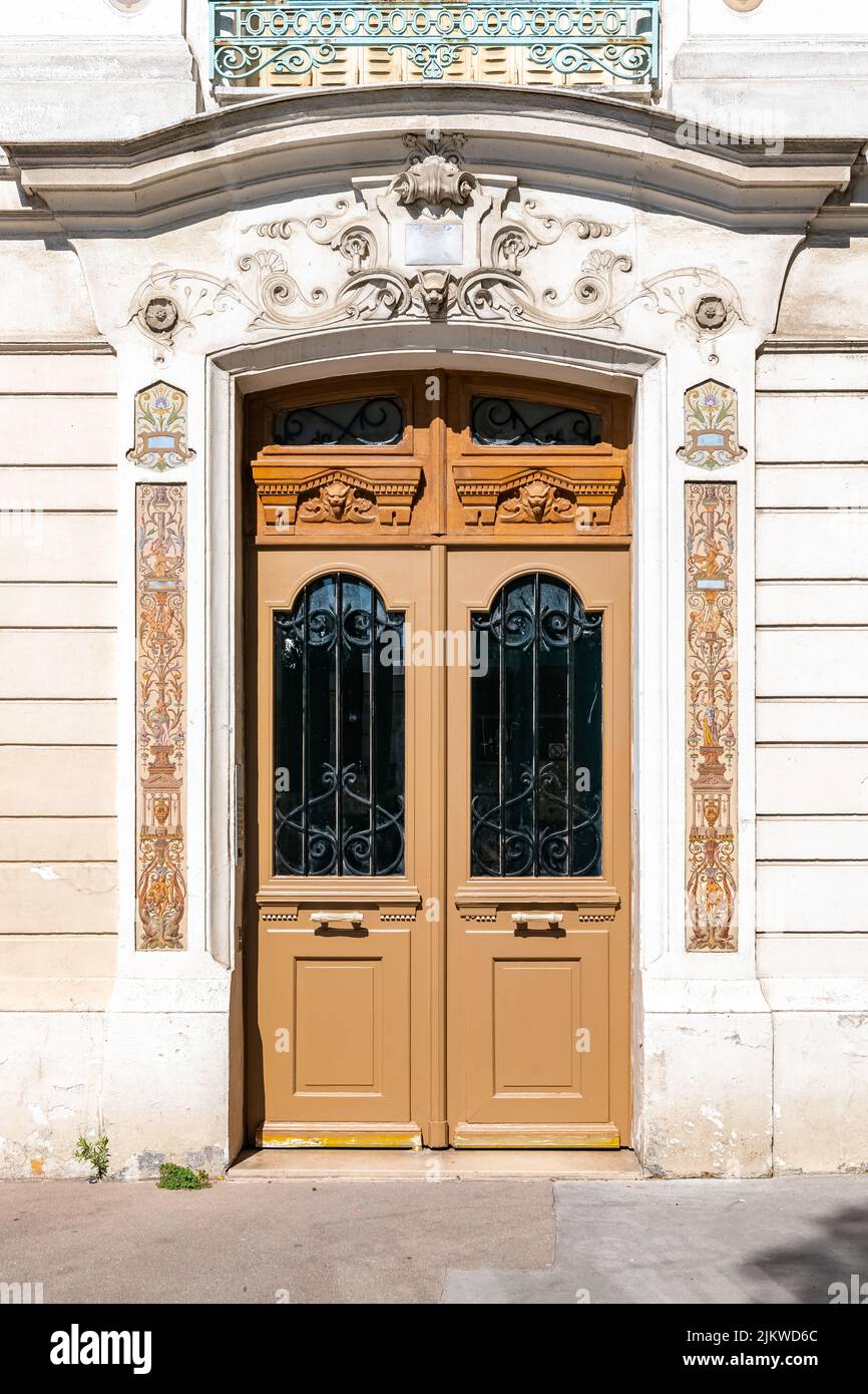 Parigi, un'antica porta in legno, bella facciata decorata nel 10 ° arrondissement Foto Stock