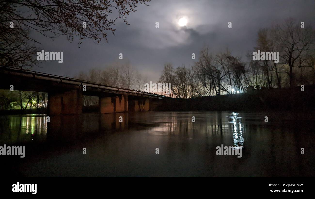 Foto notturna a lunga esposizione di Bridge over River. Foto Stock