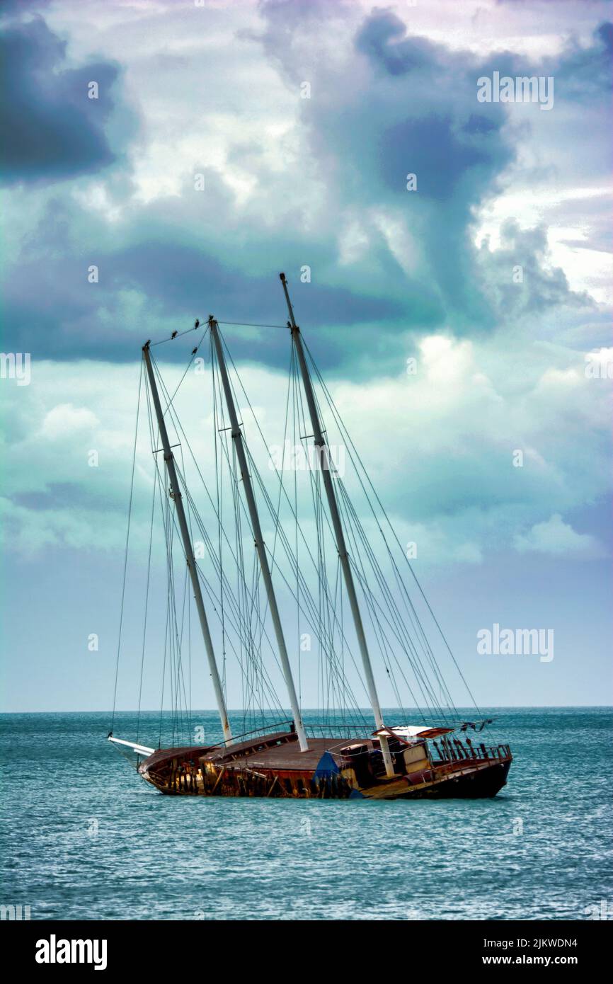 Un colpo verticale di una nave in legno in caduta vicino Airlie Beach nel Queensland settentrionale, Australia Foto Stock