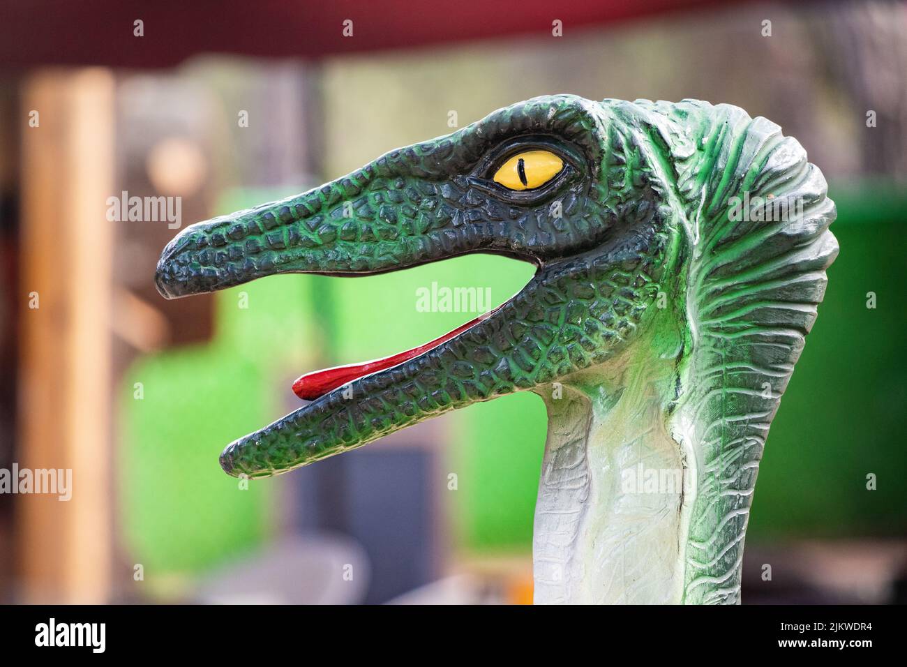 Spaventoso dinosauro predatore testa in un parco divertimenti Foto Stock