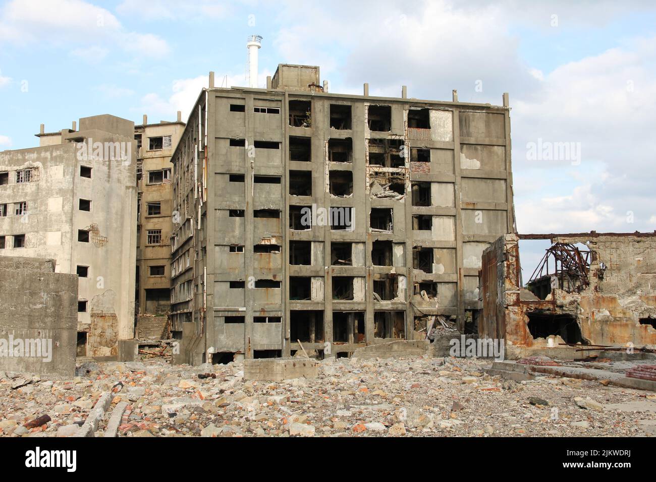 Rovine di vecchi edifici sull'isola di Hashima Gunkanshima vicino a Nagasaki in Giappone Foto Stock