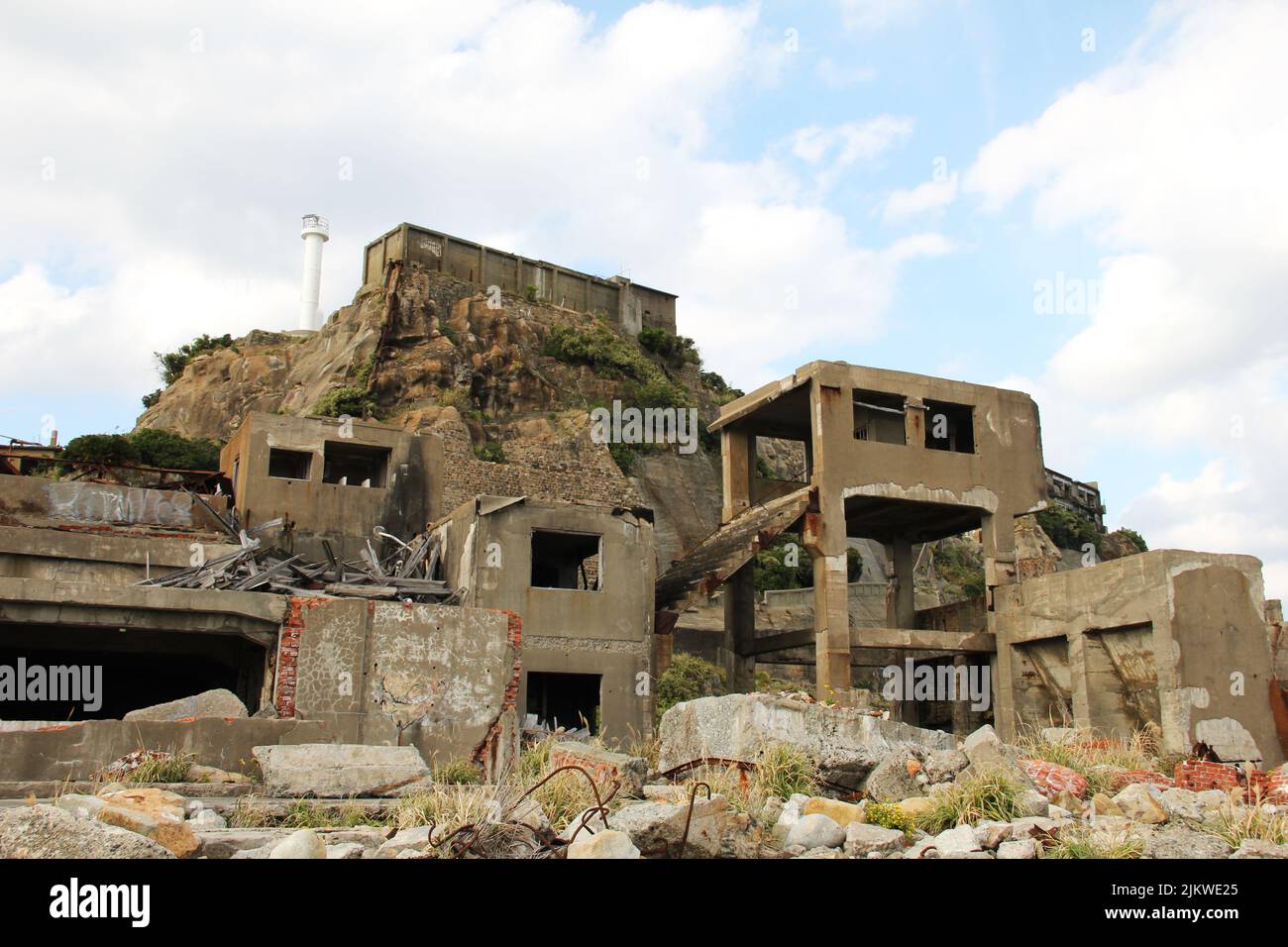 Rovine di vecchi edifici sull'isola di Hashima Gunkanshima vicino a Nagasaki in Giappone Foto Stock