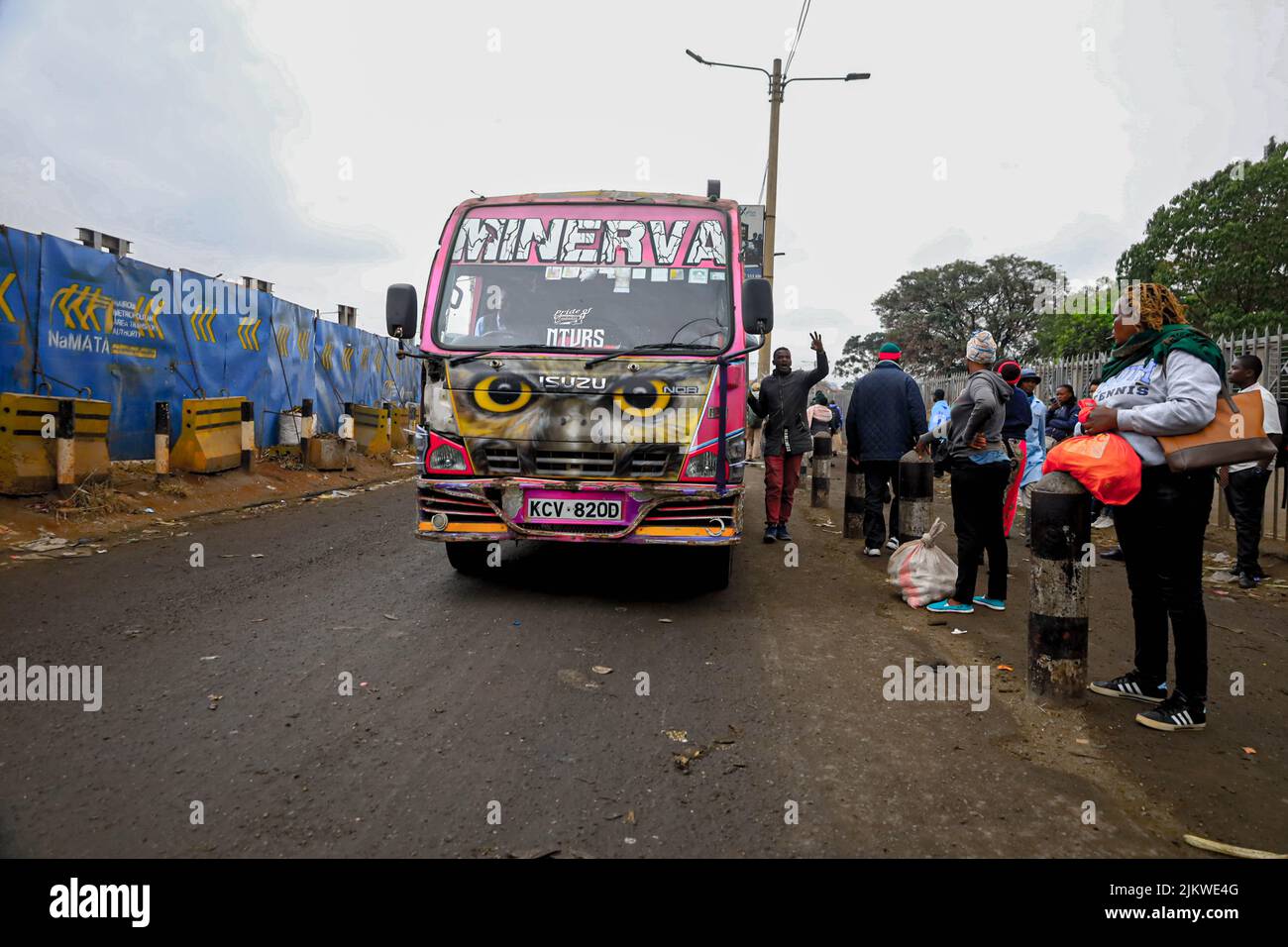 I pedoni camminano davanti ad un trafficato terminal degli autobus nel quartiere Centrale degli Affari di Nairobi in Kenya. La maggior parte delle scuole keniote erano il 2 agosto 2022 chiuse per una Sho Foto Stock