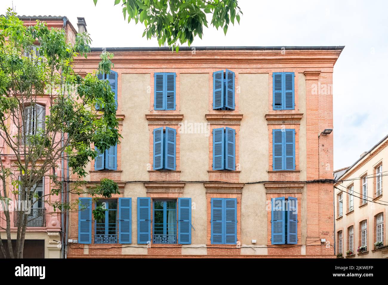 Montauban, bella città francese nel sud, vecchie case colorate Foto Stock
