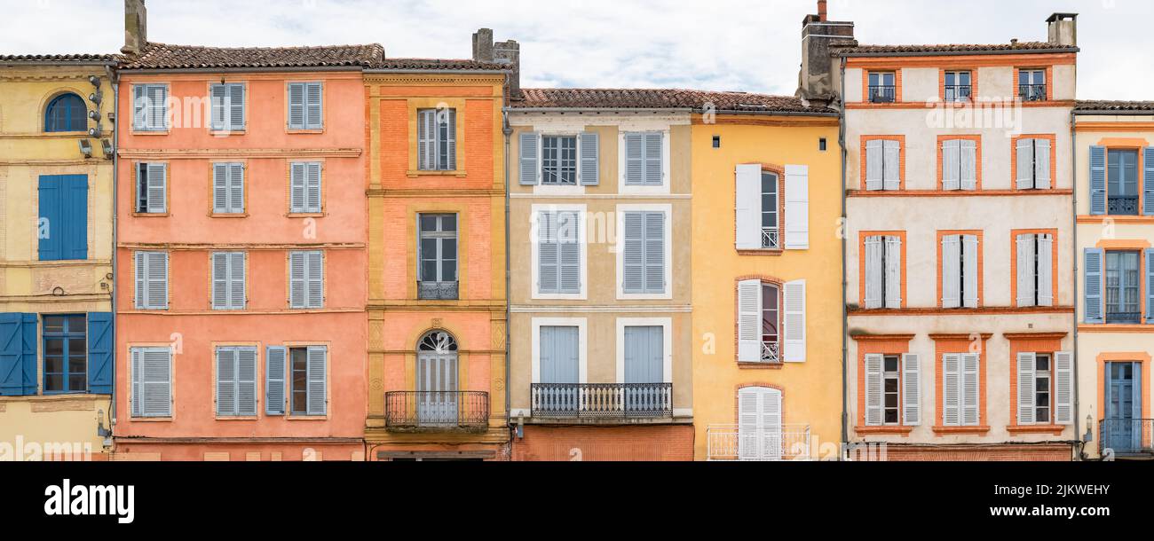 Montauban, bella città francese nel sud, vecchie case colorate Foto Stock