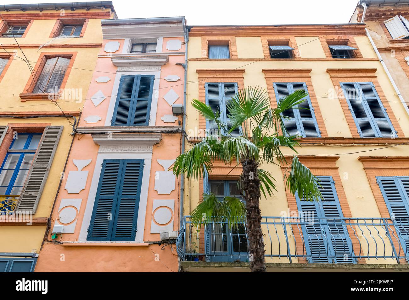 Montauban, bella città francese nel sud, vecchie case colorate Foto Stock