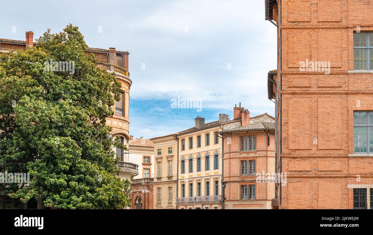 Montauban, bella città francese nel sud, vecchie case colorate Foto Stock