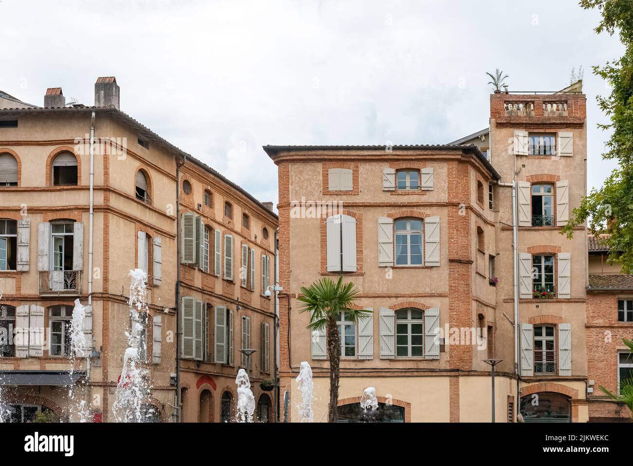 Montauban, bella città francese nel sud, vecchie case colorate Foto Stock
